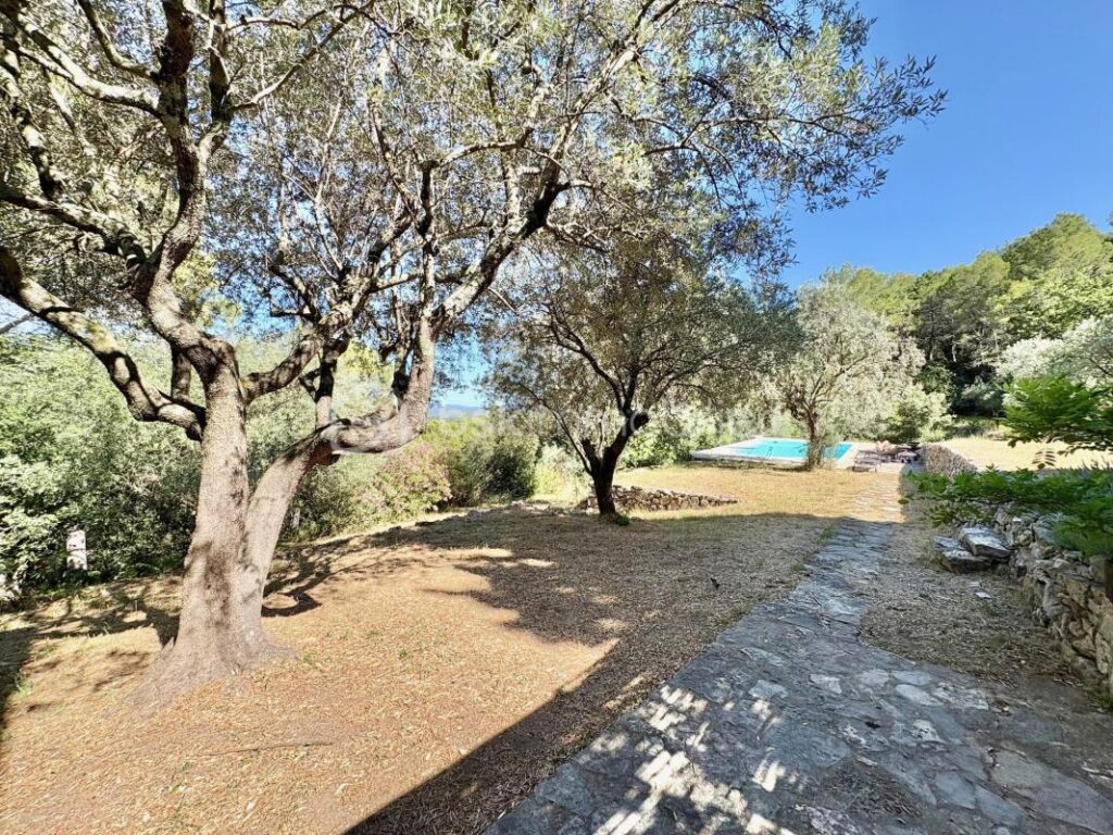 VENTE MAS AUTHENTIQUE AVEC VUE SEILLANS – 5 pièces – 4 chambres – 145 m²