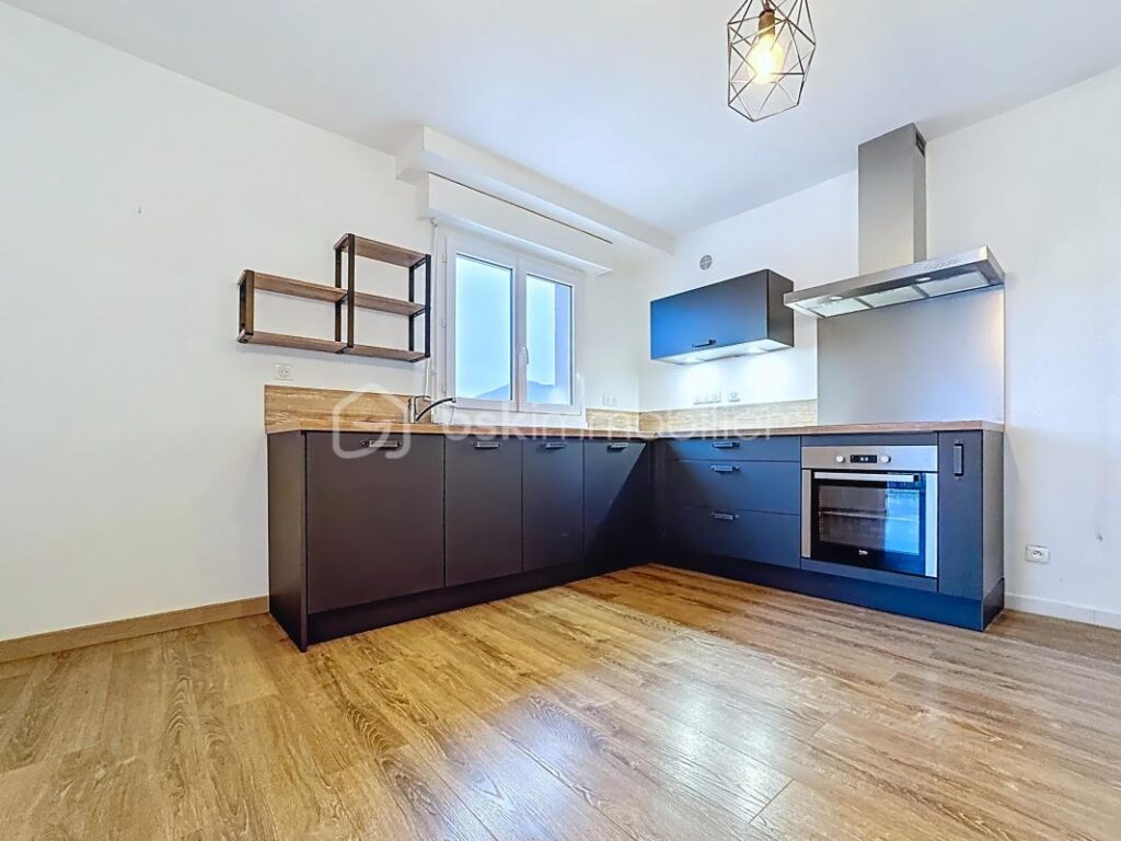 T2 atypique avec terrasse et vue – Centre-ville de Voiron – 2 pièces – 1 chambre – 57 m²
