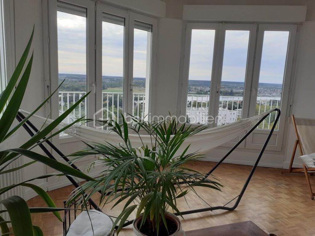 Appartement offrant une vue imprenable sur la Loire et la ville de Blois – 3 pièces – 2 chambres – 71 m²