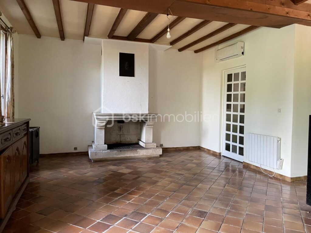 Maison de campagne sur 9800 m2de terrain – 4 pièces – 2 chambres – 106 m²