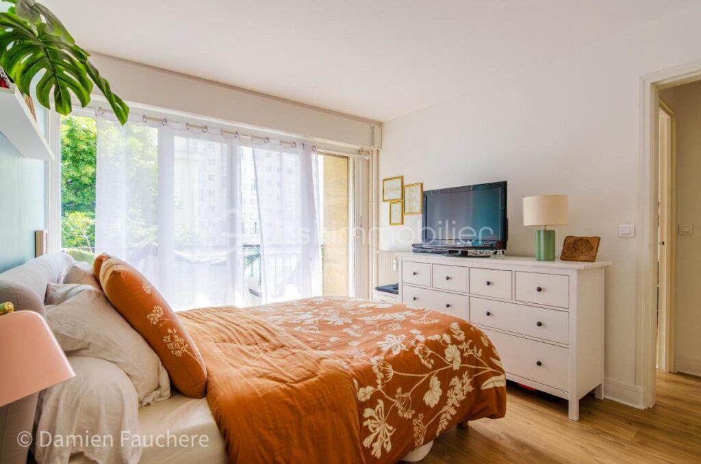 Spacieux 3 pièces traversant et en très bon état ! Avec 2 balcons et une cave, à 2 pas du Centre de Châtillon !! – 3 pièces – 2 chambres – 72 m²