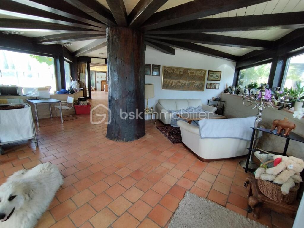 Propriété de 2 habitations et hangars – NR pièces – 8 chambres – 402 m²