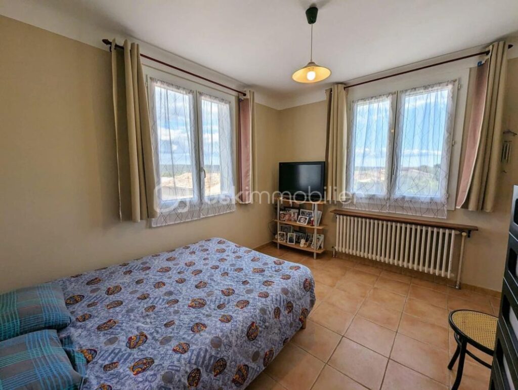 VILLA DE TYPE 6 AVEC PISCINE ET GARAGE – 6 pièces – 3 chambres – 101 m²