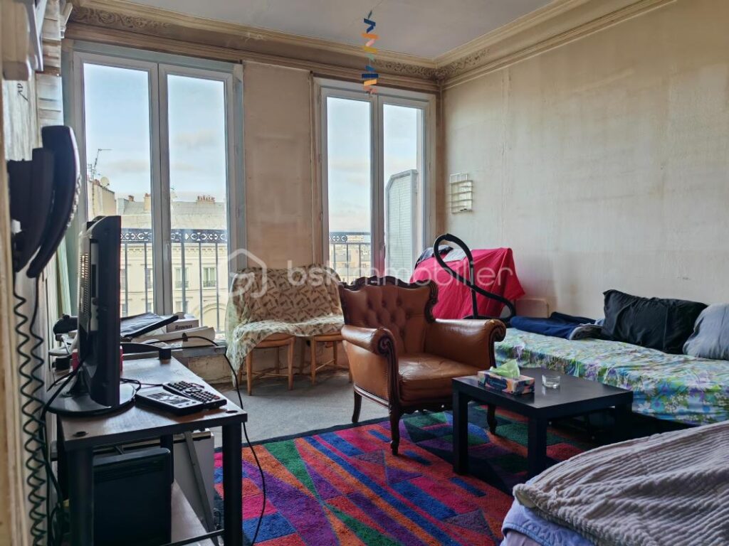 T2 à rénover entièrement avec balcon – Quartier vivant Stalingrad / Canal – Vue dégagée – 2 pièces – 1 chambre – 30 m²