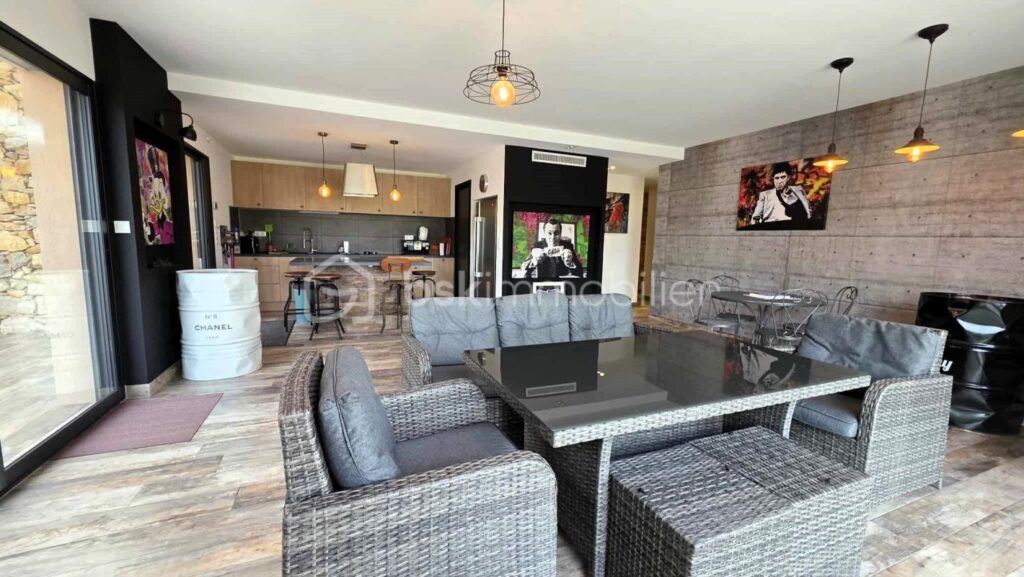 A DRAGUIGNAN (VAR) – COL DE L’ANGE – MAISON D’ARCHITECTE – 255 M² – PISCINE – GARAGE – 7 pièces – 5 chambres – 255 m²