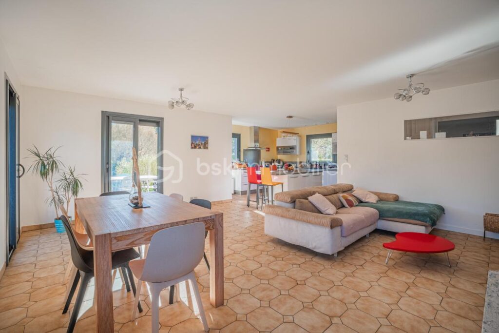 Maison individuelle de 130 m² habitables (174 m² au sol), terrain de 750 m2, vue sur les massifs, DPE C – 6 pièces – 4 chambres – 130 m²