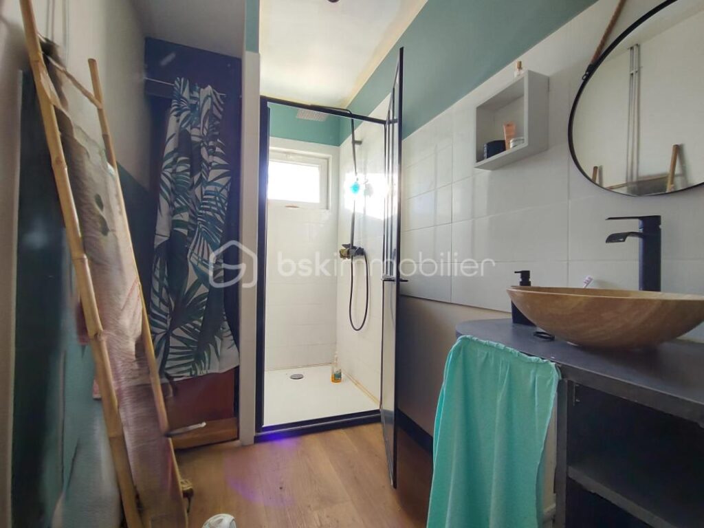 Corps de ferme avec grand terrain, et des dépendances – 6 pièces – 4 chambres – 155 m²