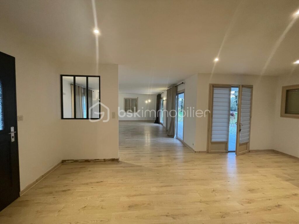 ***Maison familiale refaite à neuf avec deux espaces de vie distincts, piscine et grand terrain – 7 pièces – 5 chambres – 200 m²