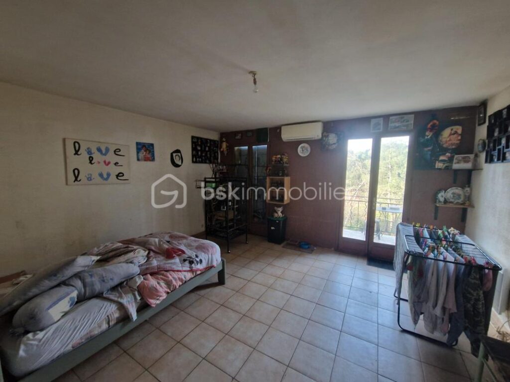 Spécial investisseurs!! Villa de 214m² sur 2330m² de terrain! 5 logements dont 4 loués – 10 pièces – NR chambres – 214 m²