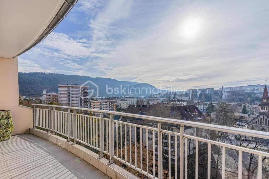 DERNIER ÉTAGE – VUE MONTAGNES & THIOU – TERRASSE SUD-OUEST – ANNECY CENTRE – 3 pièces – 2 chambres – 66 m²