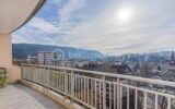 DERNIER ÉTAGE – VUE MONTAGNES & THIOU – TERRASSE SUD-OUEST – ANNECY CENTRE – 3 pièces – 2 chambres – 66 m²