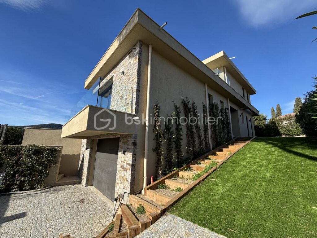 SAINTE MAXIME Villa contemporaine de prestige avec vue mer – 5 pièces – 4 chambres – 262 m²