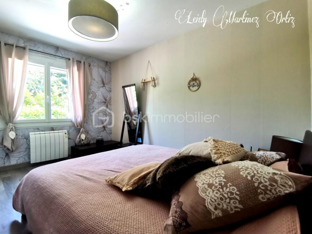 Belle maison, rénovée, 114m², 4 chambres, terrasse couverte, piscine et garage, terrain de 1000m² environ – 6 pièces – 4 chambres – 114 m²