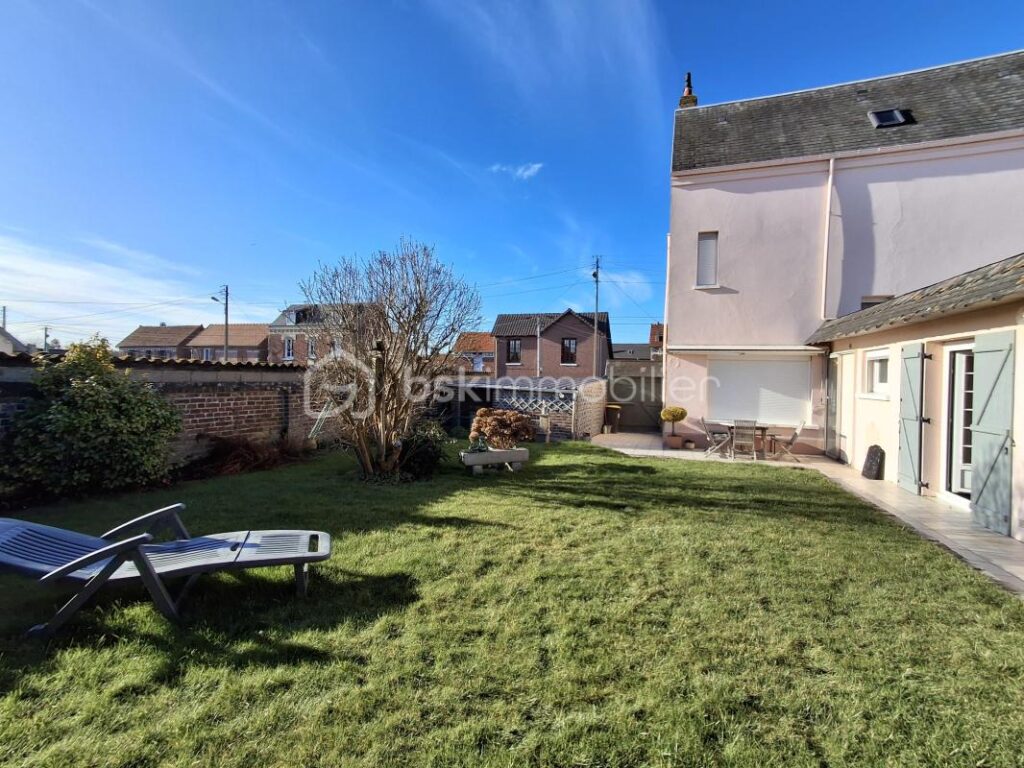 ***CHARMANTE MAISON ANCIENNE 135 M2 HAB. AVEC BEAU JARDIN 420 M2, GARAGE FERME ET DEPENDANCES *** – 7 pièces – 4 chambres – 135 m²