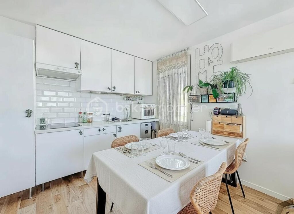 DERNIER ÉTAGE – VUE MER ET ÉTANGS – TERRASSE PANORAMIQUE – 3 pièces – 2 chambres – 48 m²