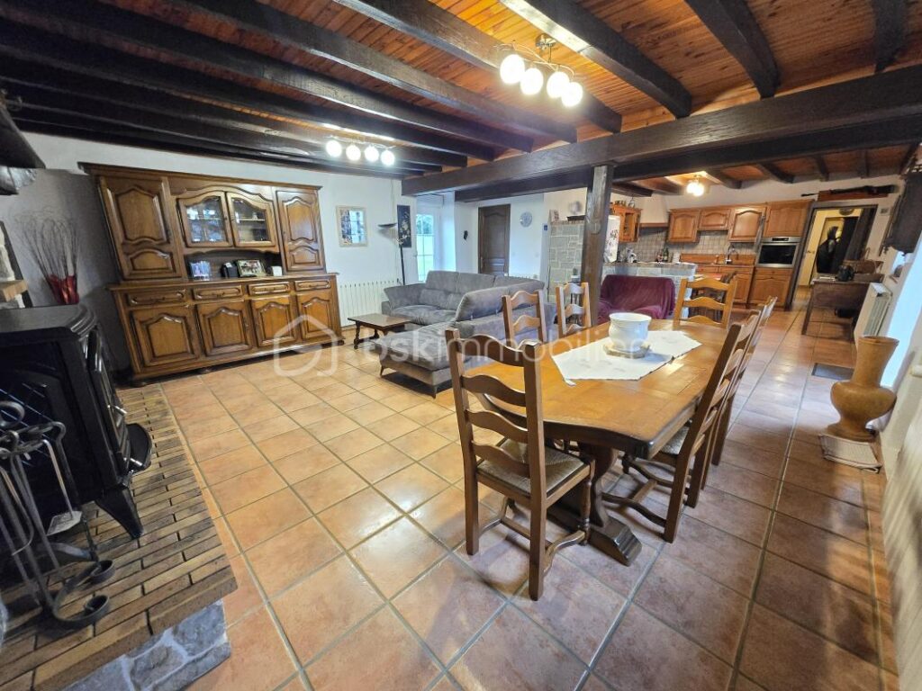 Magnifique longère de 131m² et ses dépendances à Saint Benin d’Azy – 4 pièces – 3 chambres – 138 m²