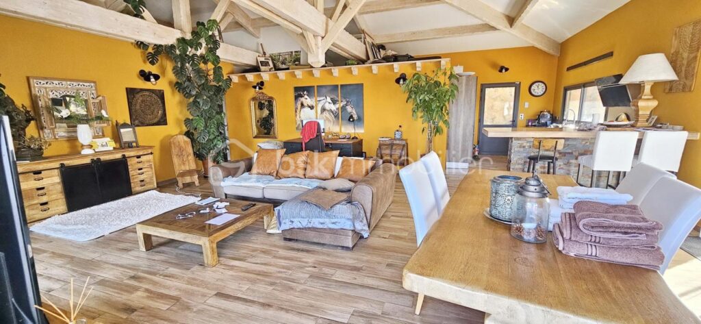 Bskimmobilier vous propose à la vente dans le joli village de FOZZANO la patrie de Colomba, une belle villa récente de plain-pied avec une très jolie vue qui caractérise ce bien… ! – 4 pièces – 3 chambres – 150 m²