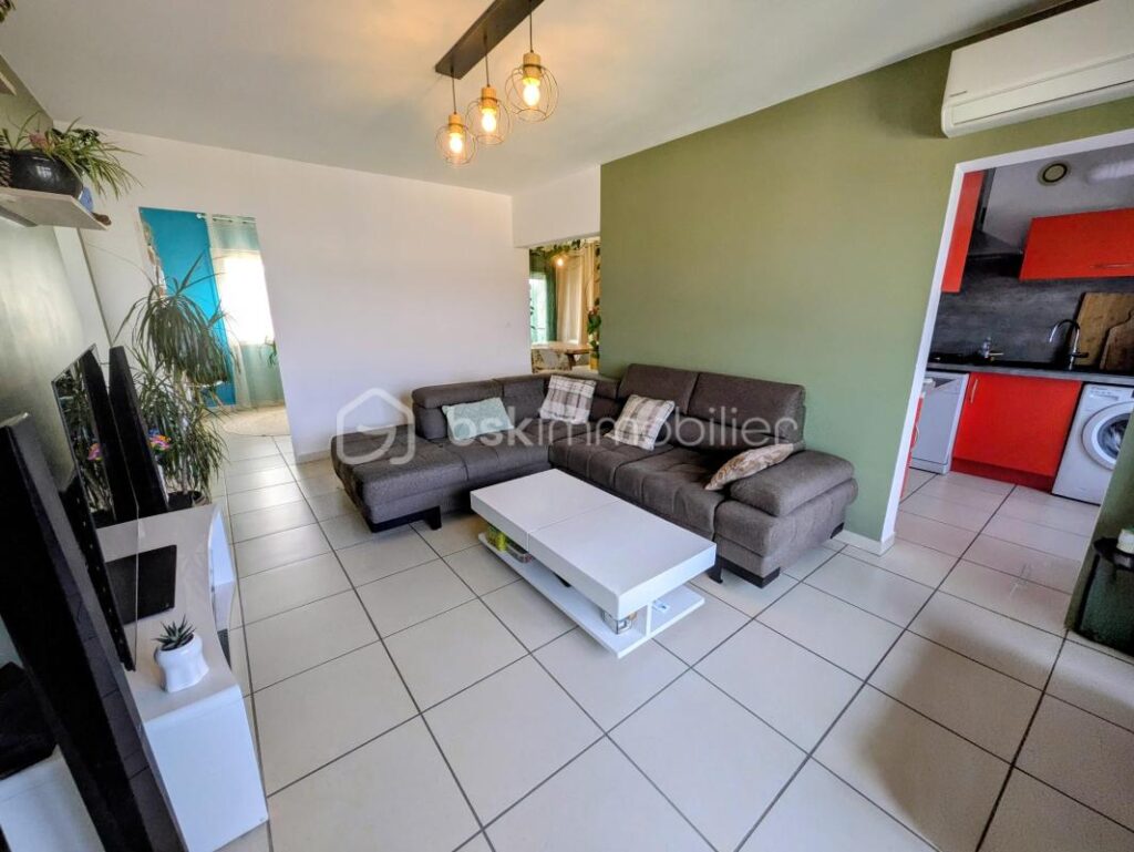 ✨ Bien rare à Valence ! Appartement T4 au 6ᵉ étage avec ascenseur, vue exceptionnelle sur le château de Crussol, quartier très prisé – 4 pièces – 2 chambres – 68 m²