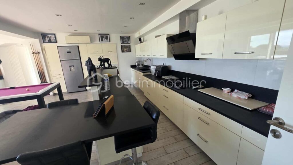 A LES ISSAMBRES (VAR) – PROPRIETE 7 PIECES 173 M² AVEC GRAND GARAGE ET PISCINE – VUE MER – 7 pièces – 4 chambres – 173 m²