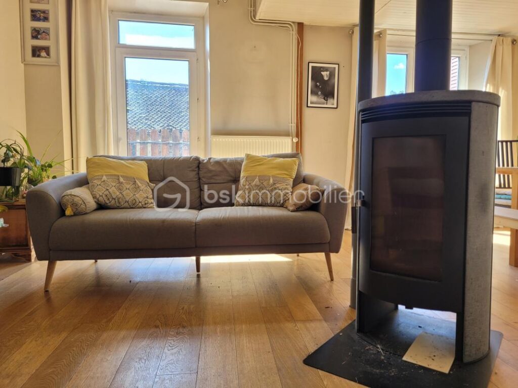 Rives Maison familiale Individuelle 250 000 € – 8 pièces – 7 chambres – 194 m²