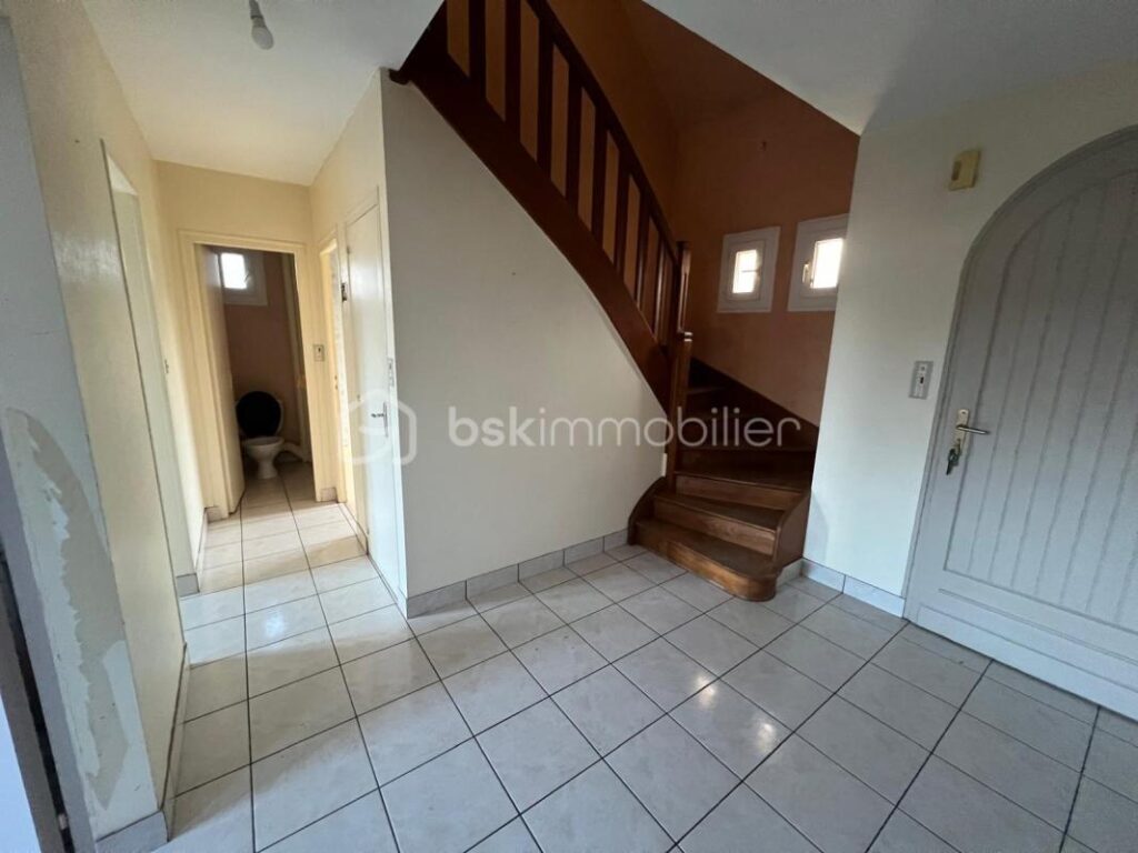 Charmante Maison Familiale de 111 m² – Grand Terrain et Sous-sol Complet – 5 pièces – 3 chambres – 111 m²