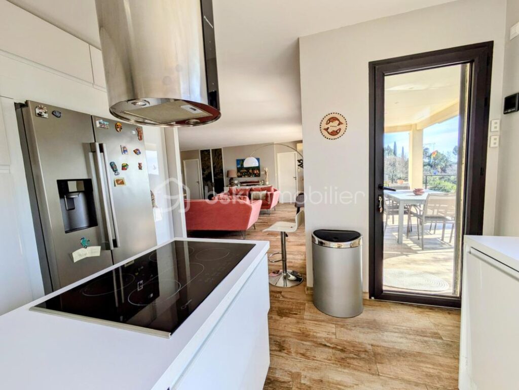 Maison de plain pied de 110m2, une vue dégagée, piscine – 4 pièces – 2 chambres – 110 m²