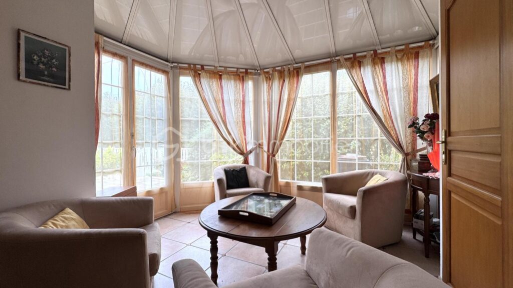 À vendre : Grande maison de ville à Germigny-l’Évêque 210m2 – 7 pièces – 5 chambres – 210 m²