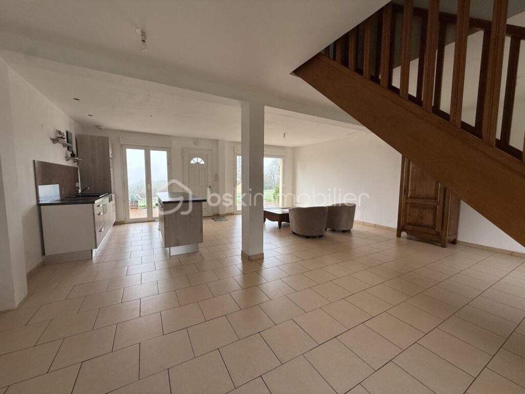 Maison familiale à 5 minutes de Pont-l’Évêque – Grand terrain de 3 900 m² et belle vue – 4 pièces – 3 chambres – 104 m²
