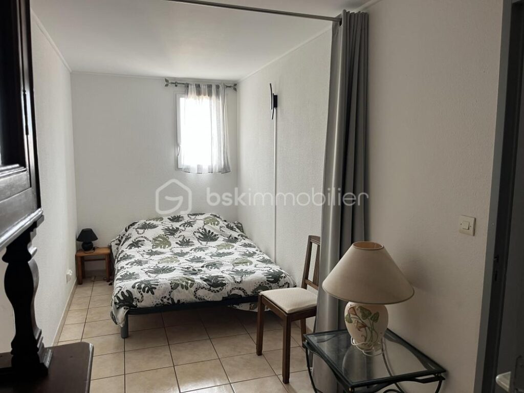 Dans résidence sécurisée face à la plage, appartement T5 avec terrasse, piscine et place de parking privative – 5 pièces – 4 chambres – 63 m²