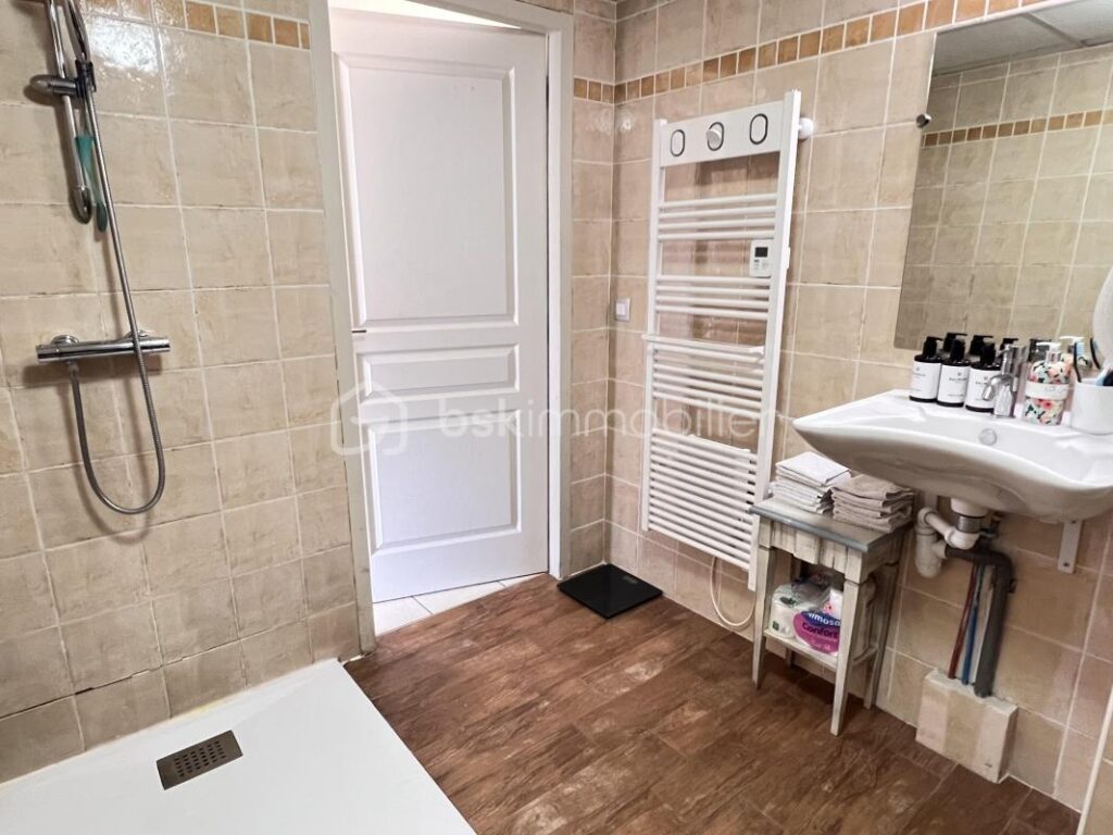 Appartement T3 de 52 m² au dernier étage dans un beau domaine de l’arrière pays varois – 3 pièces – 2 chambres – 52 m²