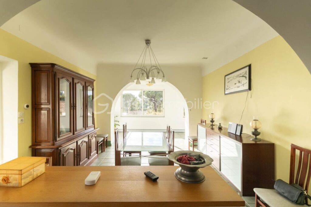 Demeure de caractère avec ascenseur, dépendances et terrain piscinable – 8 pièces – 6 chambres – 255 m²