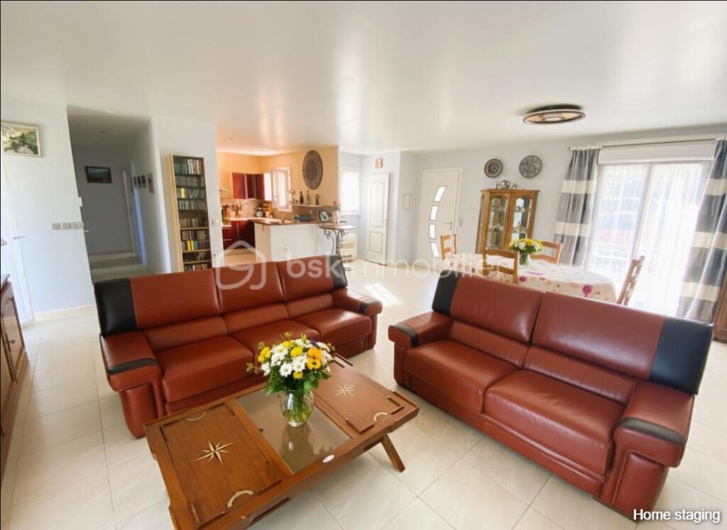 Maison de plain-pied avec piscine, jardin entièrement clôturé avec vue dégagée sur les monts du Luberon – 7 pièces – 4 chambres – 150 m²