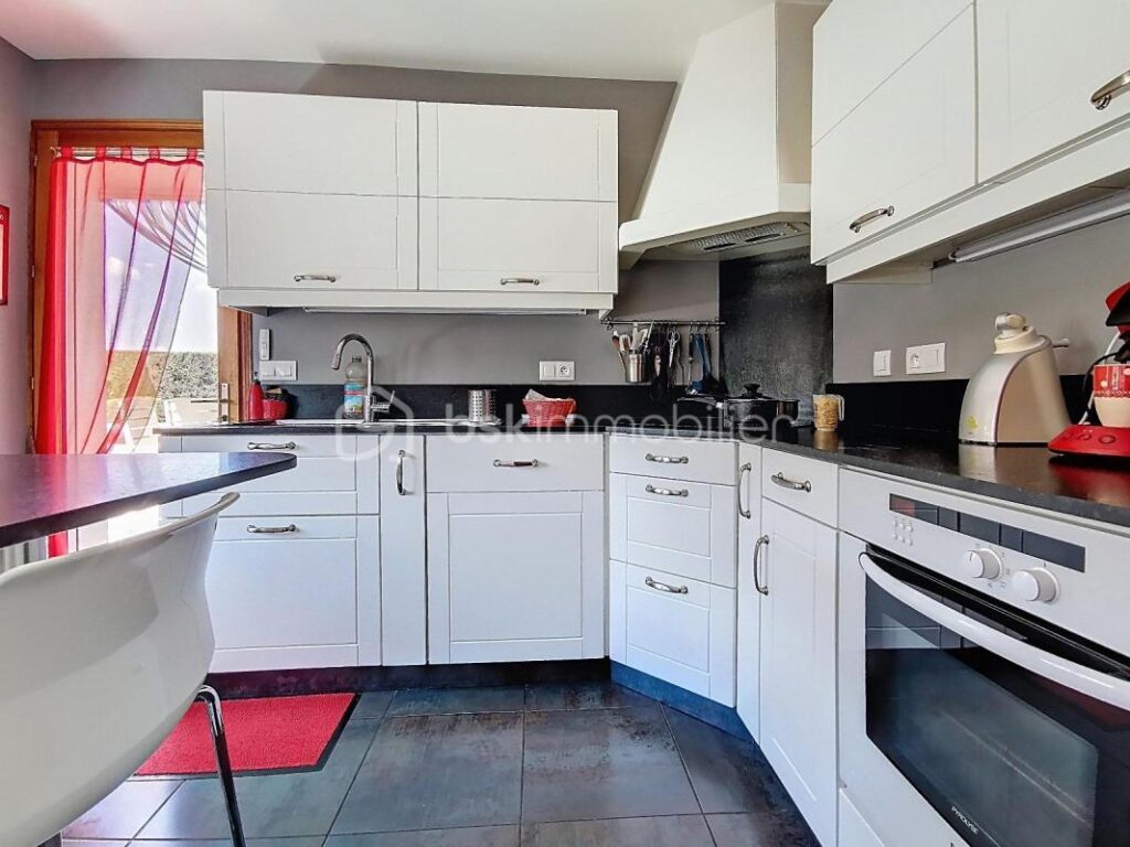 À VENDRE – Maison de caractère de 201 m² avec jardin paysager 🌿, piscine 🏊‍♂️ et vue dégagée 🌄 – 6 pièces – 4 chambres – 201 m²