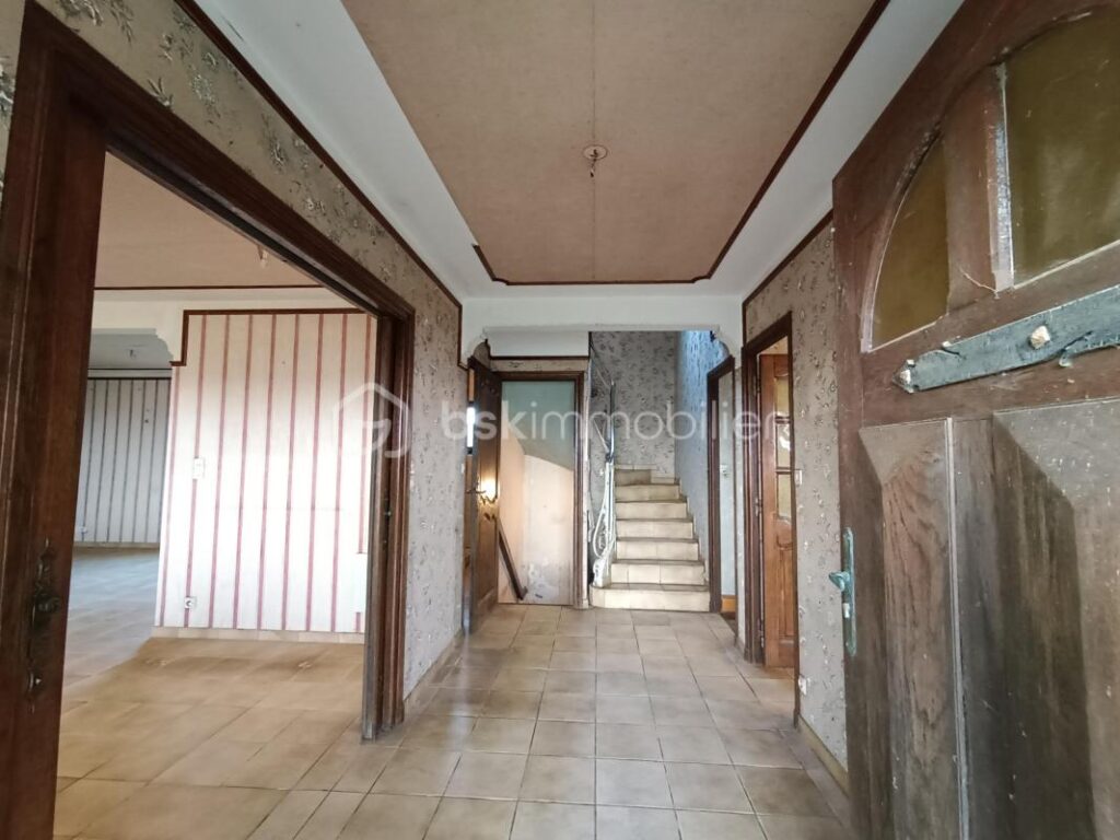 Maison individuelle située à Saint-Pol-de-Léon. Construite en 1985, cette maison de 6 pièces de 137 m2 sur un terrain de 1425m² – 6 pièces – 5 chambres – 137 m²