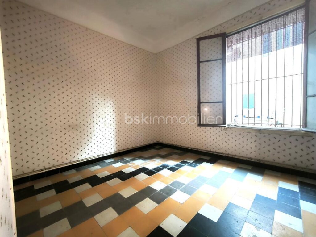 Une maison de 212m² avec un parc arboré de 925m² – 8 pièces – 6 chambres – 213 m²