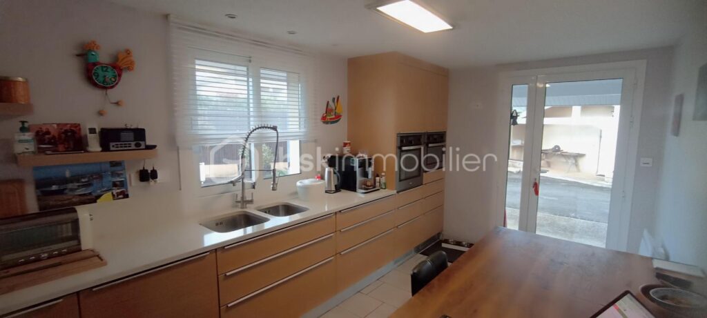 Grande maison familiale de charme avec vue imprenable sur les Pyrénées – Sous-sol entièrement aménagé – Grand terrain clôturé et dépendances – 8 pièces – 4 chambres – 152 m²