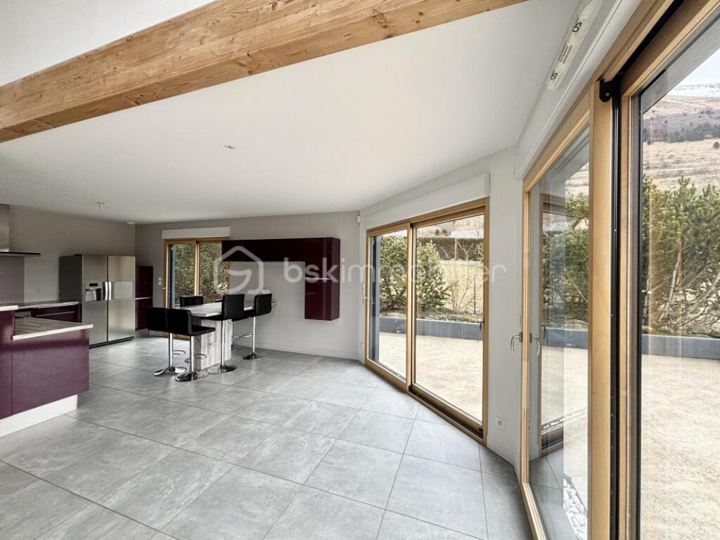 Maison d’architecte de 173m2 avec terrain de 993m2 – 6 pièces – 5 chambres – 173 m²