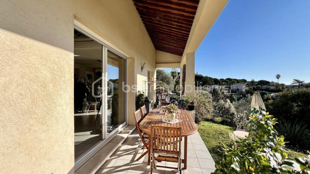 COUP DE CŒUR pour une villa individuelle à Vence Sud. Vue mer. Terrain piscinable – 4 pièces – 3 chambres – 135 m²