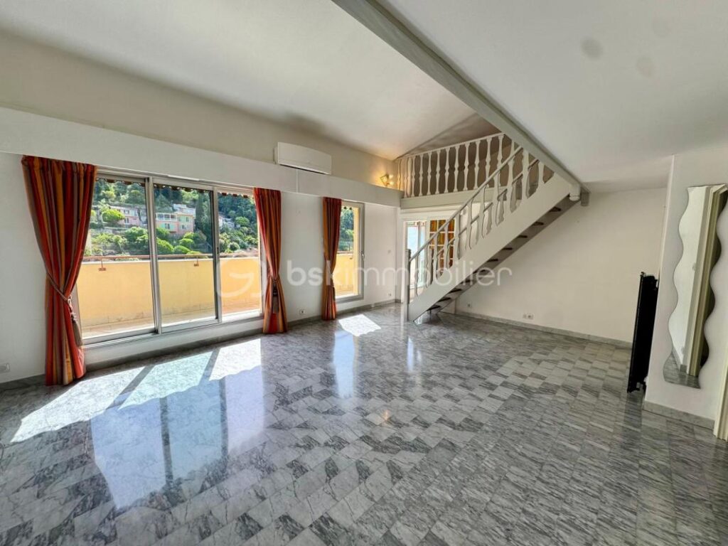 Rare à Menton – Grand duplex lumineux au dernier étage, avec terrasse et vue dégagée – 4 pièces – 3 chambres – 95 m²