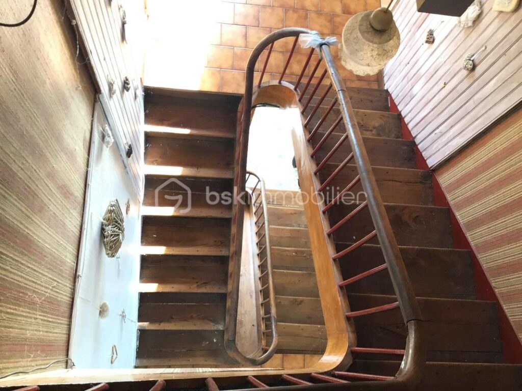 Maison de caractère à rénover – 8 pièces – 5 chambres – 189 m²