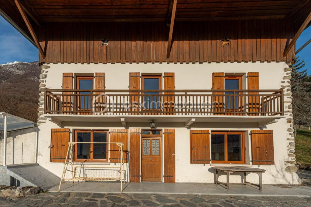 BATISSE DE CARACTERE DE 149 m² sur terrain de 1 850 m² – 5 pièces – 3 chambres – 116 m²