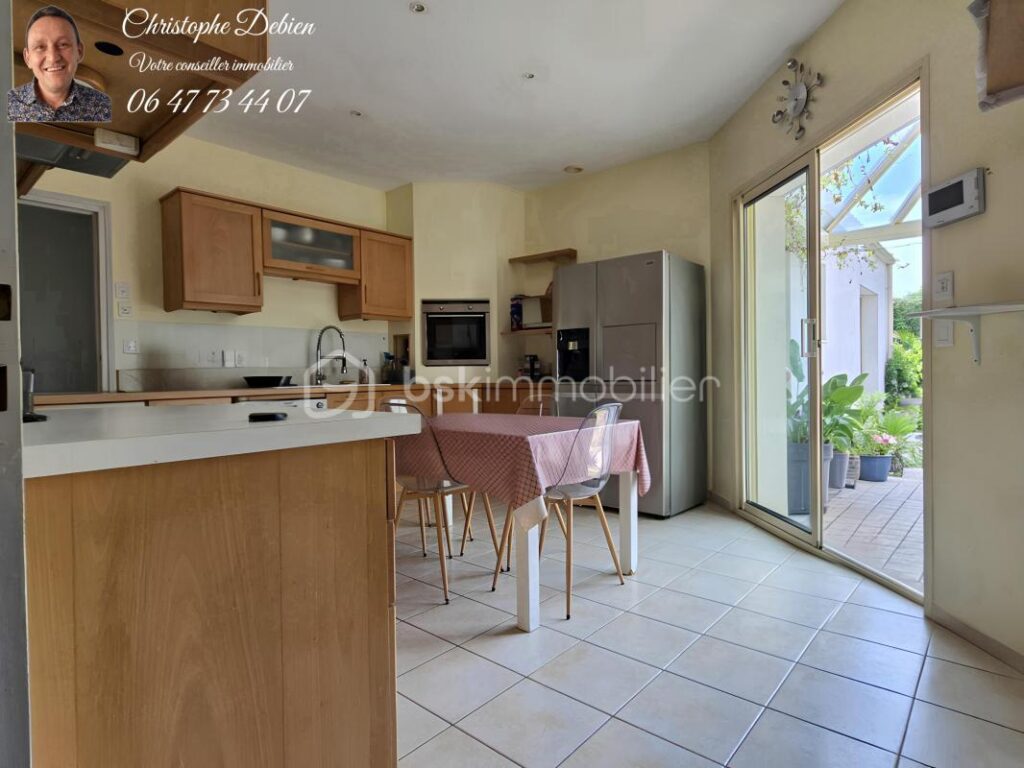 MAISON FAMILIALE DE PLAIN-PIED AVEC SOUS-SOL AMÉNAGÉ, 4 CHAMBRES ET GRAND JARDIN AU CALME – CHAVAGNES-EN-PAILLERS – 7 pièces – 4 chambres – 207 m²