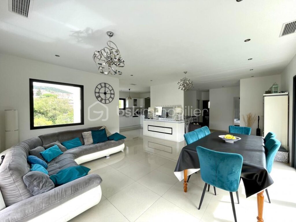 VILLA PLAIN PIED 186M²- VUE DEGAGEE -4 CHAMBRES-PISCINE- GARAGE- 34800 – 6 pièces – 5 chambres – 186 m²