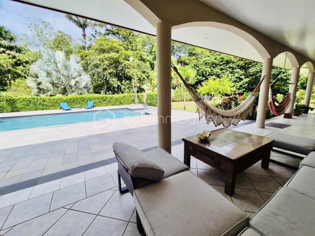 Superbe villa T4 de 200m2 à Matoury – 4 pièces – 3 chambres – 200 m²