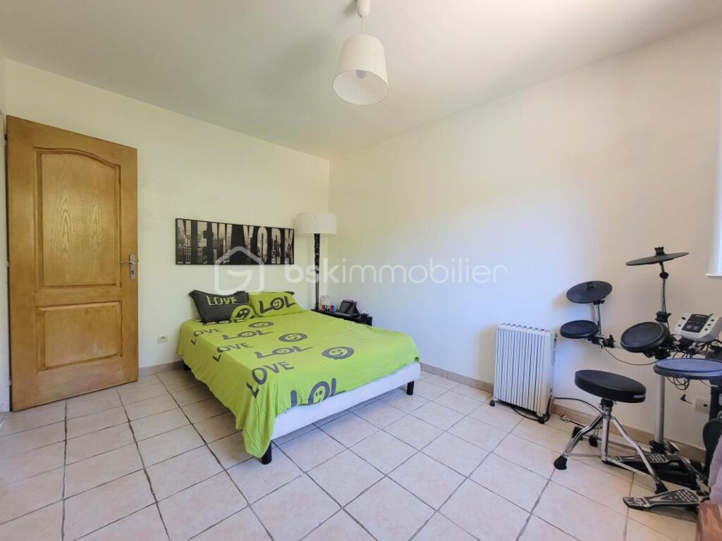 Grande maison familiale de plain pied avec piscine, terrasses, vue dégagée et T3 indépendant – 9 pièces – 7 chambres – 188 m²