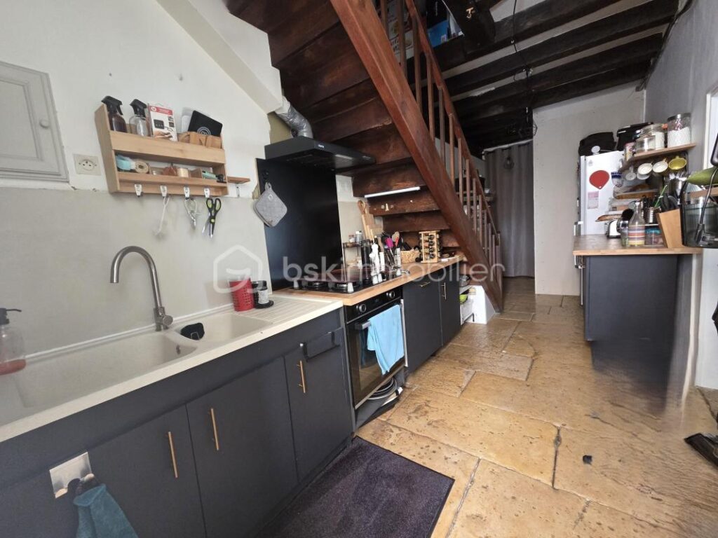 Maison de caractère 100 m² à Limalonges avec jardin, garage et cave voutée – 3 pièces – 2 chambres – 100 m²