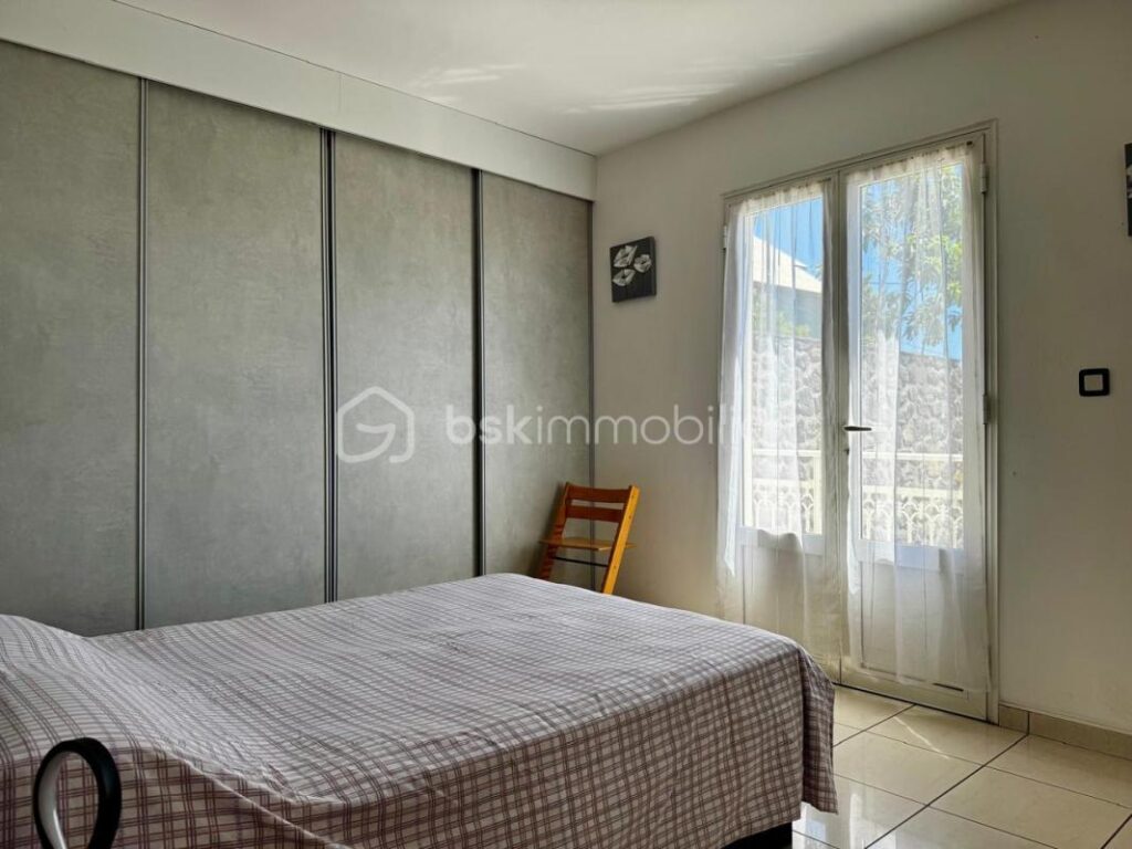 Maison spacieuse avec pergola et jacuzzi – 4 pièces – 3 chambres – 115 m²