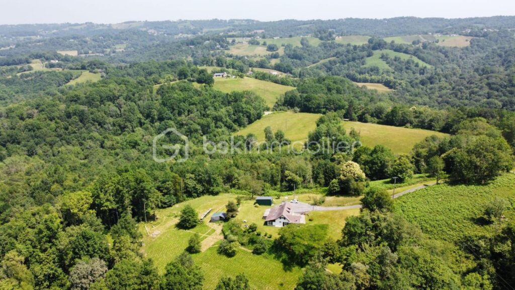 Maison isolée au calme mais proche des commerces entre Pau et Oloron – 4 pièces – 2 chambres – 155 m²