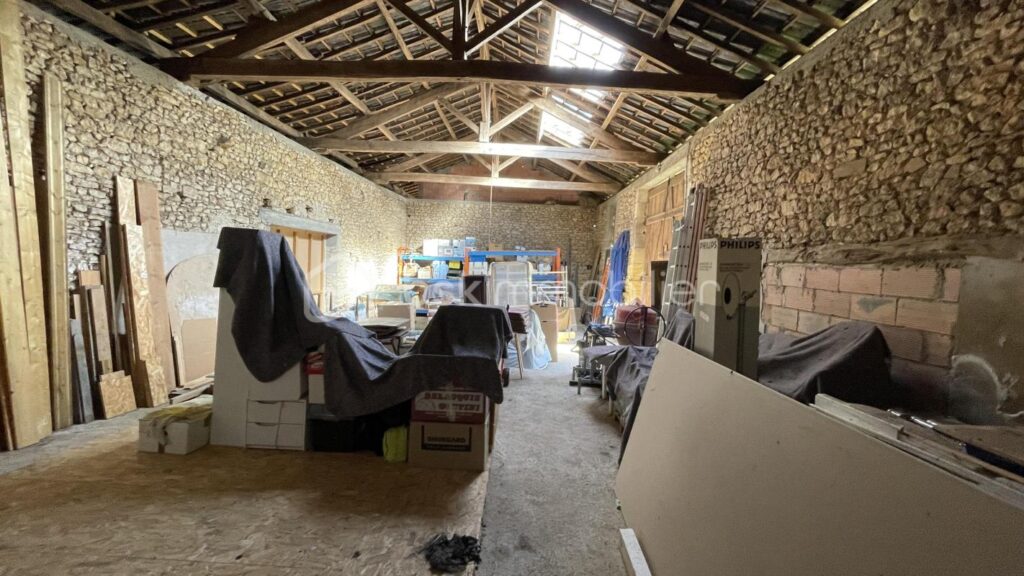 Magnifique bâtisse en pierre de 219m² habitable avec environ 658m² de dépendance sur 10600m² partiellement clos – 7 pièces – 4 chambres – 219 m²