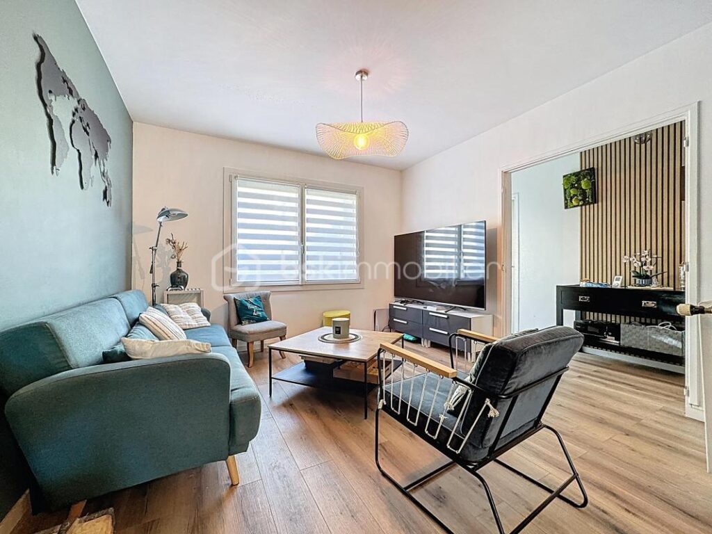 Maison de ville rénovée au coeur de Montebourg – Avec terrain, cour arrière, grange – 4 pièces – 2 chambres – 94 m²